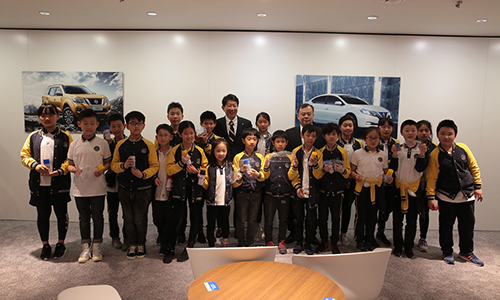 1525245367648809.jpg 中國貿促會汽車行業分會會長王俠先生與日產(中國)投資有限公司執行副總經理鈴木昭壽先生和參與日產筑夢課堂的部分學生合影留念(文章內1).jpg